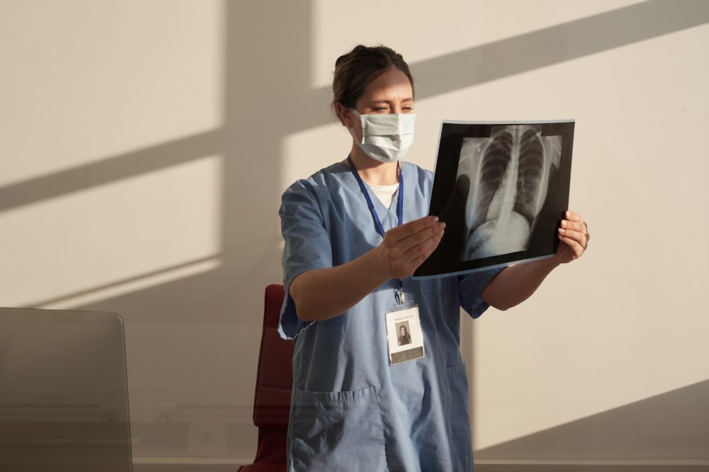 young-serious-female-radiologist-looking-at-x-ray-image-in-medical-office-1024x682-4926915